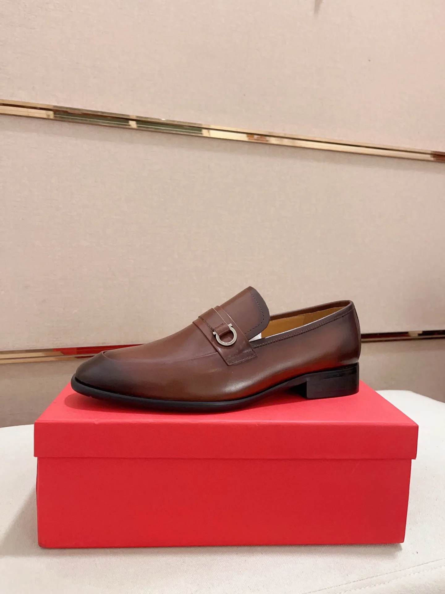 Men's shoes💰: 540💰 High version Ferragamo quality! 🆕🆕Exclusive hot-selling products in stock🔥🔥New products on the shelves, high-quality shoes, high-end driving shoes, with complete packaging! 💪 💪 Material: imported patented cowhide 🐂 + imported high-quality water-dyed cowhide lining + wear-resistant outsole 👍🏻👍🏻 Features: high-end and comfortable, purely handmade 🚀 🚀 Create the perfect shoes that suit you best 🔥 🔥 Size: (38-44) Can be customized 45 non-returnable!